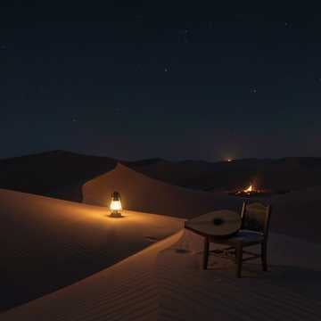 ليلٌ ونجومٌ يَتَذكَّر