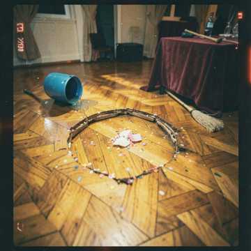 Marie-Jo et le trou du parquet Marie-Jo et le trou du parquet